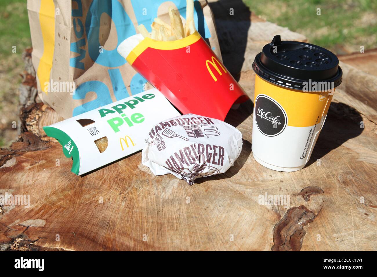 McDonald's Wrapped Hamburger, Large Fries e Hot Apple Pie, all'aperto, giorno di sole, 2020 Foto Stock