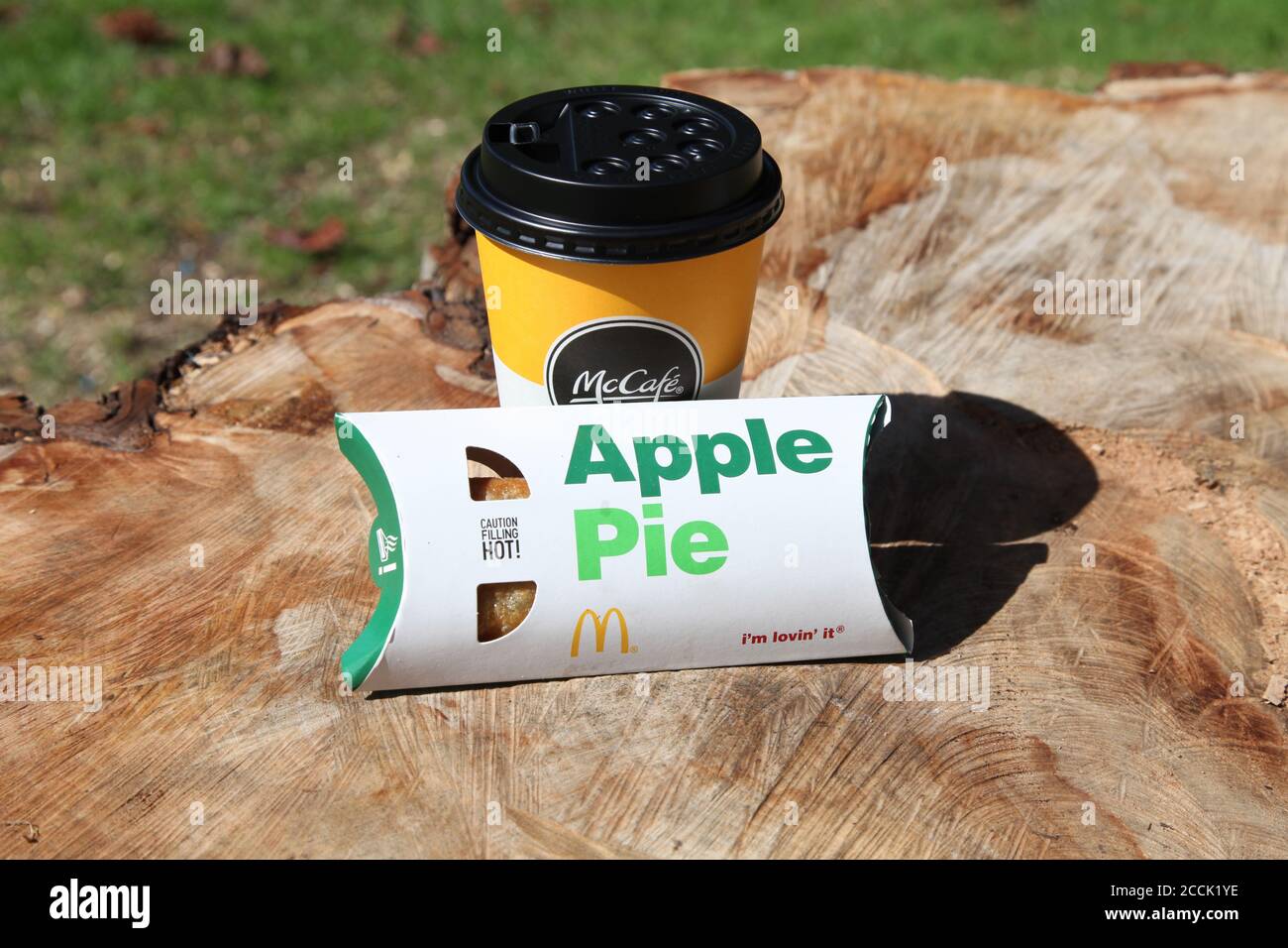 McDonald's Apple Pie e McCafe caffè tazza fuori, giorno di sole, 2020 Foto  stock - Alamy