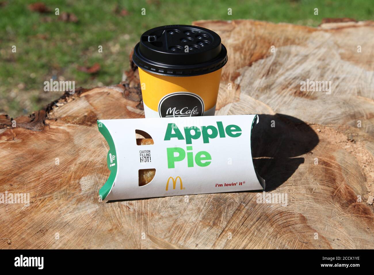 McDonald's Apple Pie e McCafe caffè tazza fuori, giorno di sole, 2020 Foto Stock