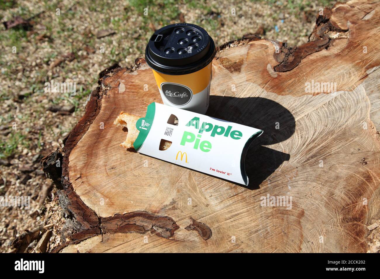 McDonald's Apple Pie (morso) e McCafe caffè tazza fuori, giorno di sole, 2020 Foto Stock