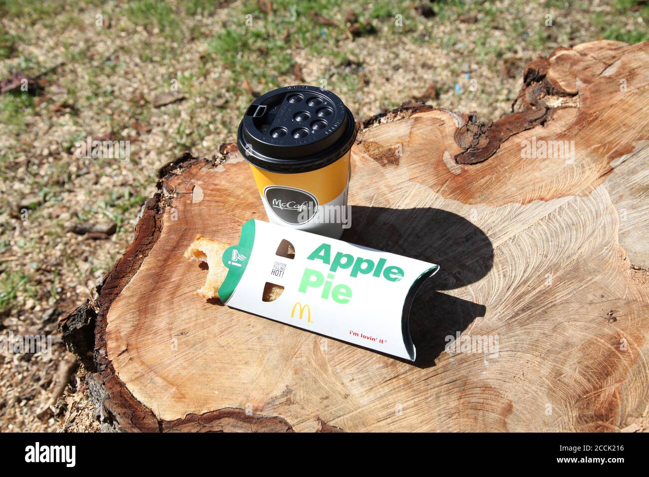 McDonald's Apple Pie (morso) e McCafe caffè tazza fuori, giorno di sole, 2020 Foto Stock