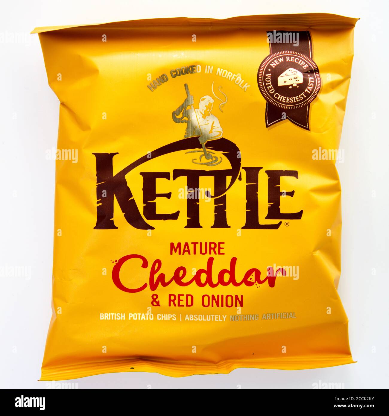 Chips per bollitore Cheddar matura e cipolla rossa Foto Stock