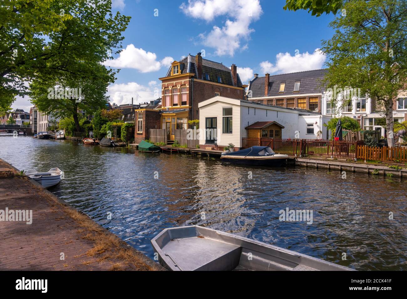 Olanda, Sud Olanda, Leida, Barche e case lungo il canale della città Foto Stock Olanda, Sud Olanda, Leida, Barche e case lungo il canale della città Foto Stock