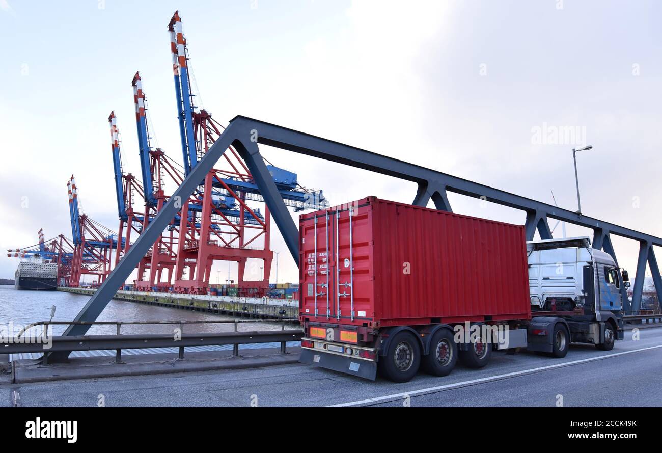 trasporto e traffico - camion su strada e a. terminal con navi in background Foto Stock