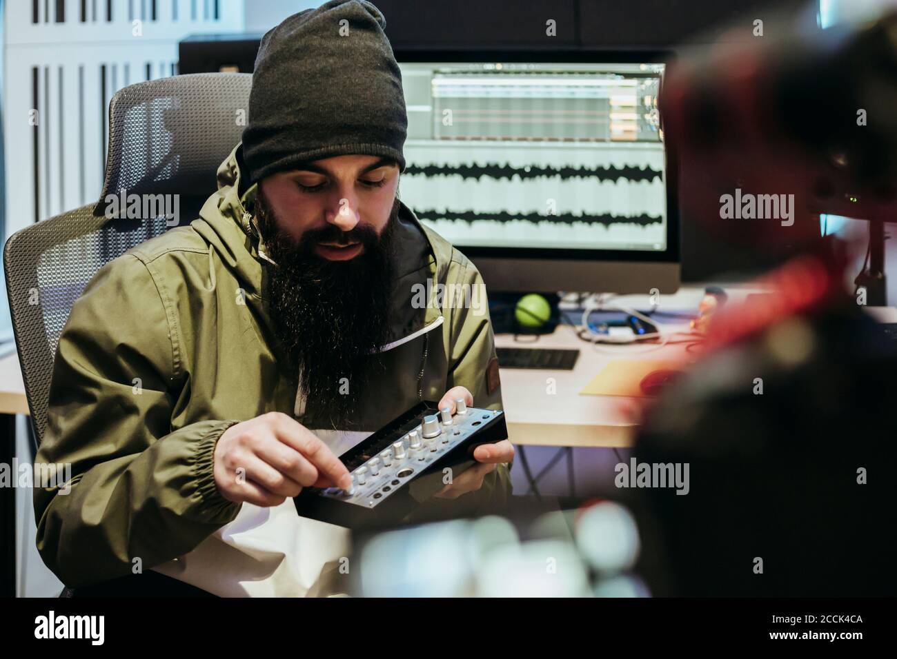 DJ fare un video tutorial nel suo studio Foto Stock