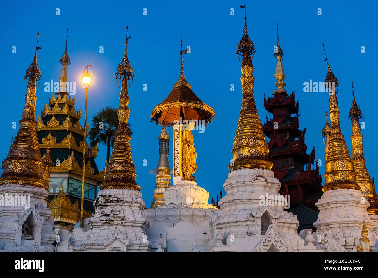 Myanmar, Yangon, guglie dorate della pagoda di Shwedagon al crepuscolo Foto Stock Myanmar, Yangon, guglie dorate della pagoda di Shwedagon al crepuscolo Foto Stock
