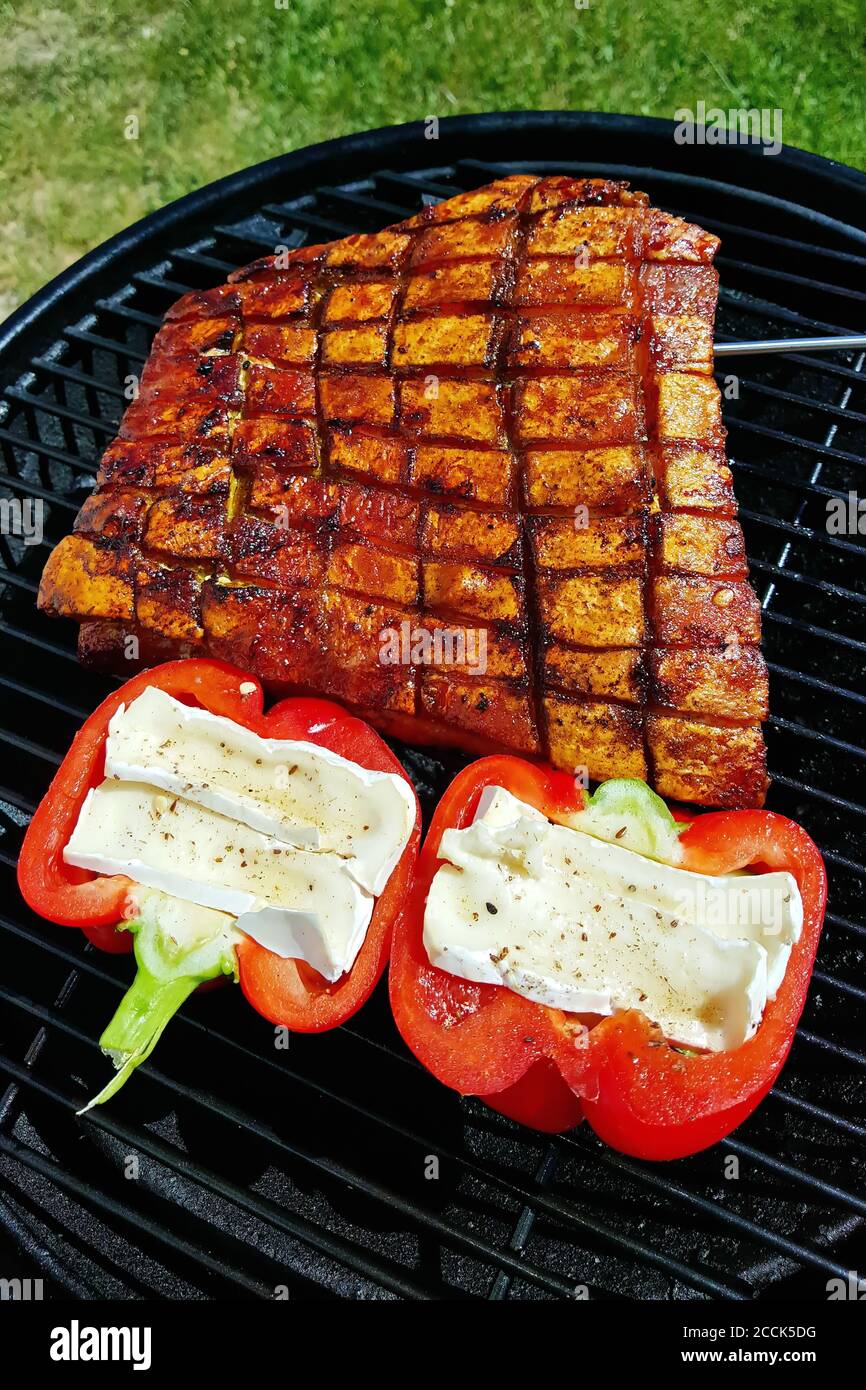 Buona gustosa carne alla griglia su un piatto Foto Stock