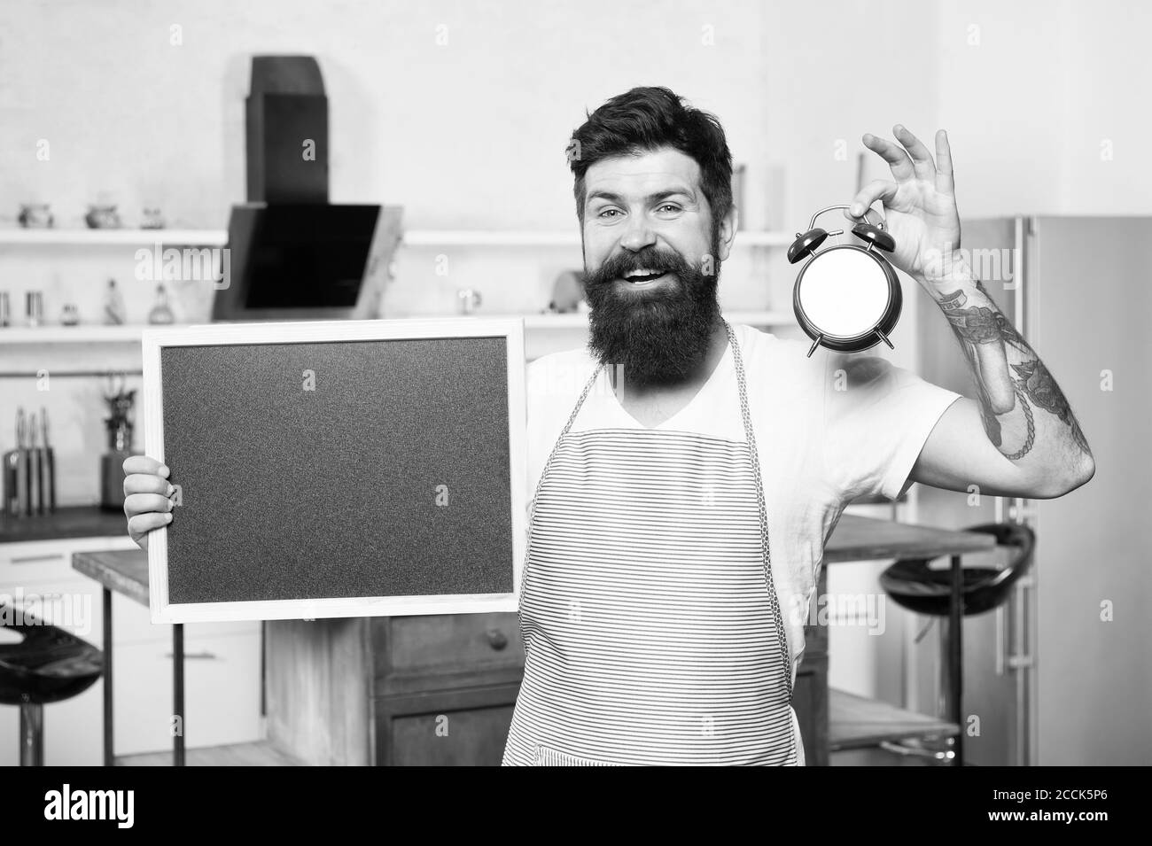 Orario colazione in hotel. Programma di cottura. Informazioni sul menu. Uomo felice con spazio di copia lavagna. Servizio catering cucina Chef con sveglia. È il momento di mangiare. Orario cena. Pausa pranzo. Cuoco dell'hipster. Foto Stock