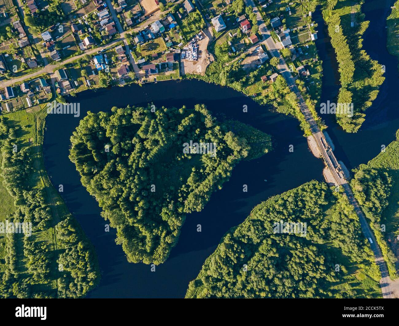 Russia, Oblast di Leningrado, Tikhvin, vista aerea del fiume Tikhvinka in estate Foto Stock