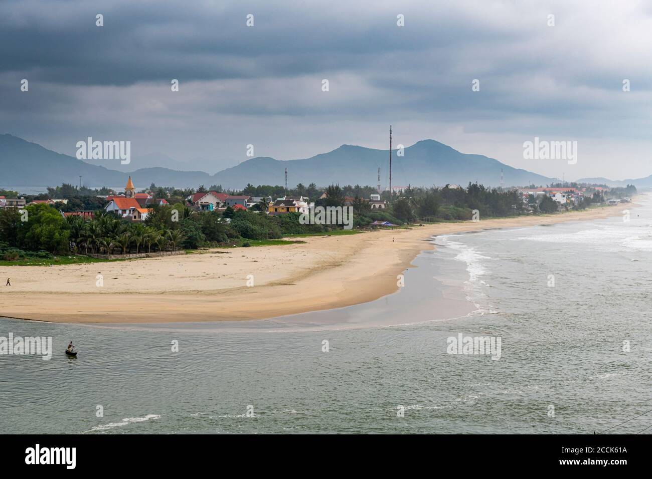 Vietnam, da Nang, cielo nuvoloso sul villaggio sulla spiaggia di Hai Van Pass Foto Stock