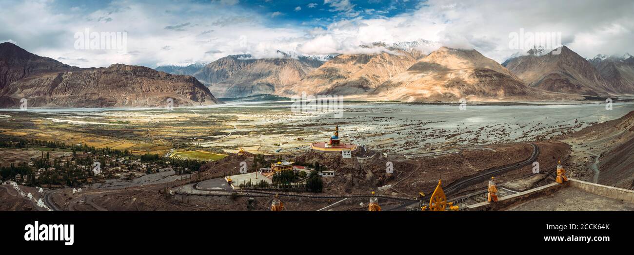 India, Ladakh, Leh, Vista panoramica della Valle di Nubra Foto Stock