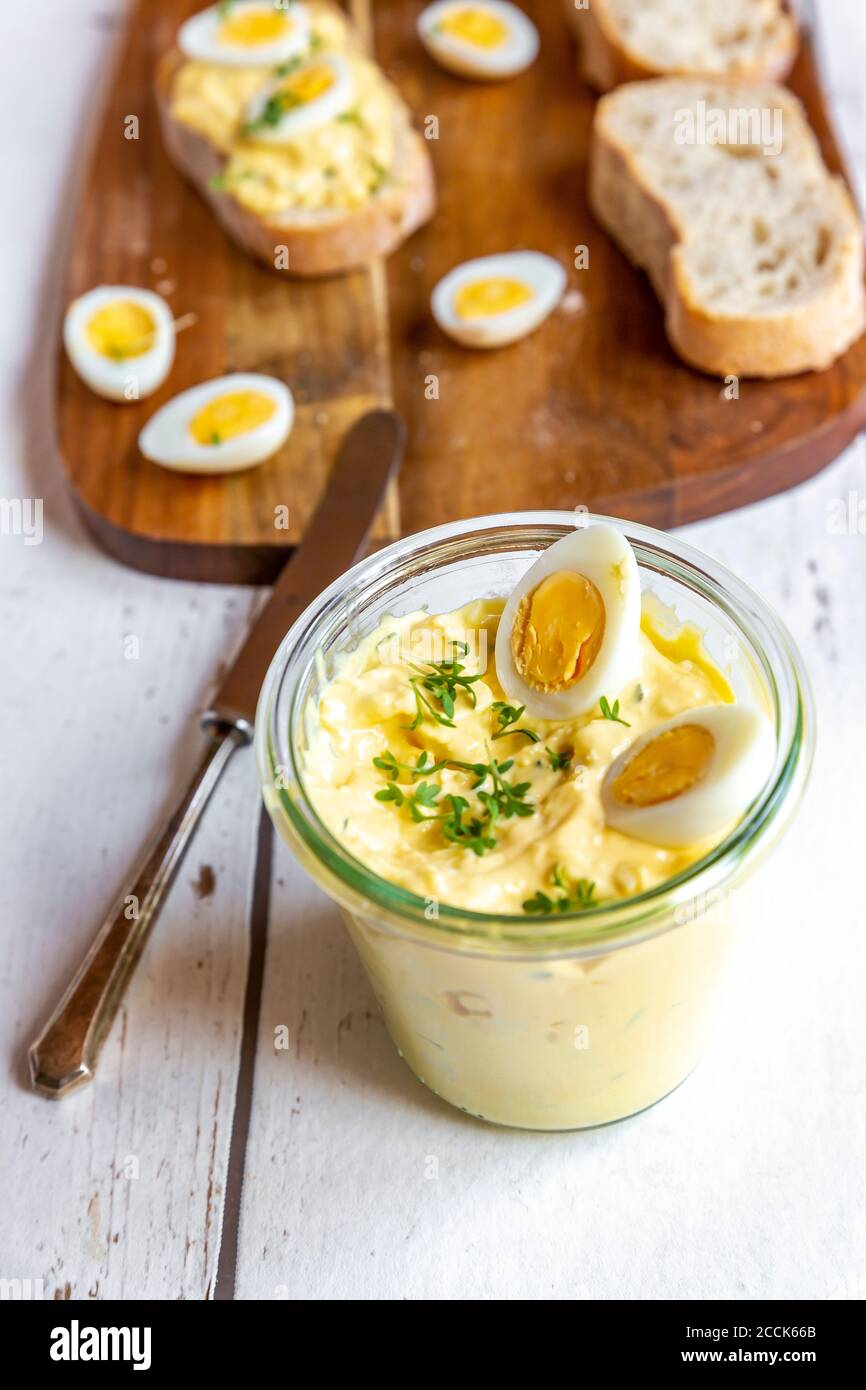 Vaso di insalata di uova fatta in casa con crescione Foto Stock