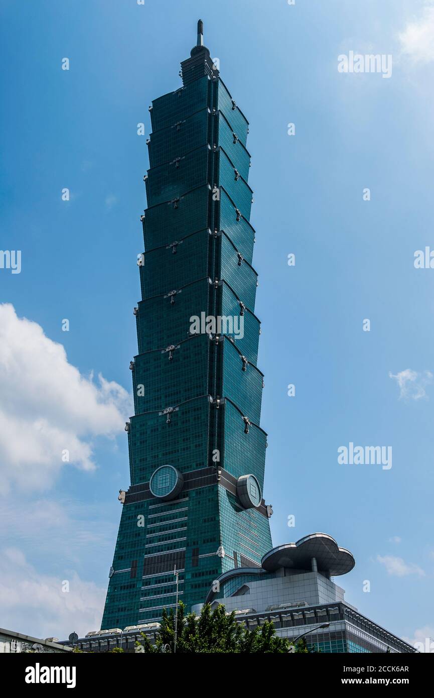 Taiwan, Taipei, 101 grattacieli contro il cielo Foto Stock