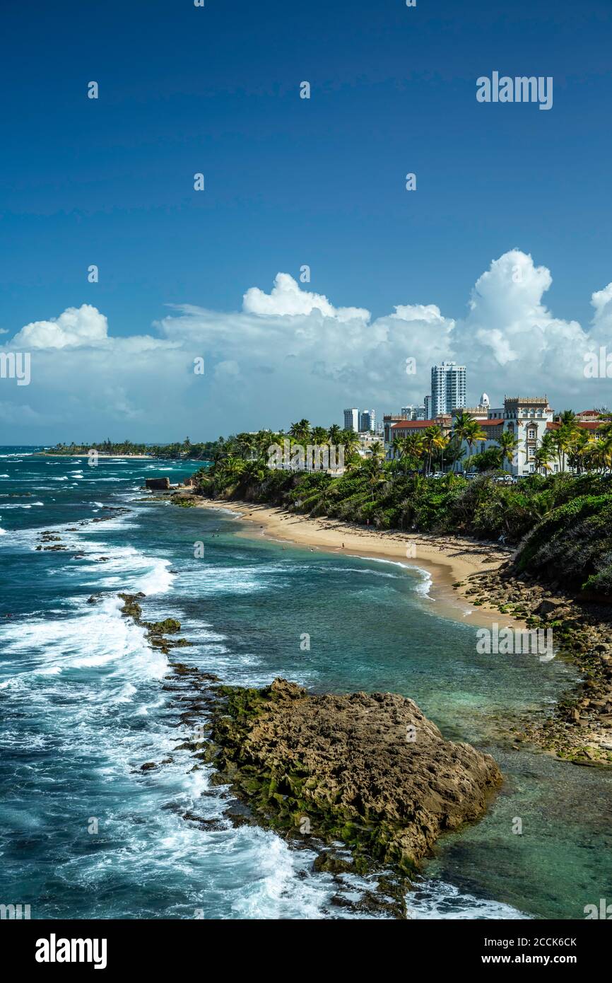 Spiaggia e moderna San Juan edifici da San Cristobal Castello (1765-1783), il Sito Storico Nazionale di San Juan, la vecchia San Juan, Puerto Rico Foto Stock