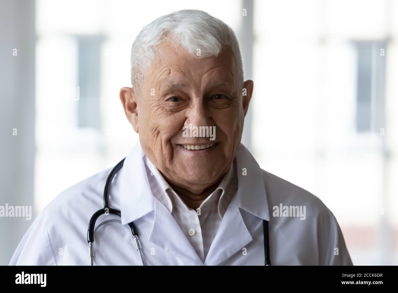Ritratto di esperto esperto fidato anziano anni 70 medico generale. Foto Stock