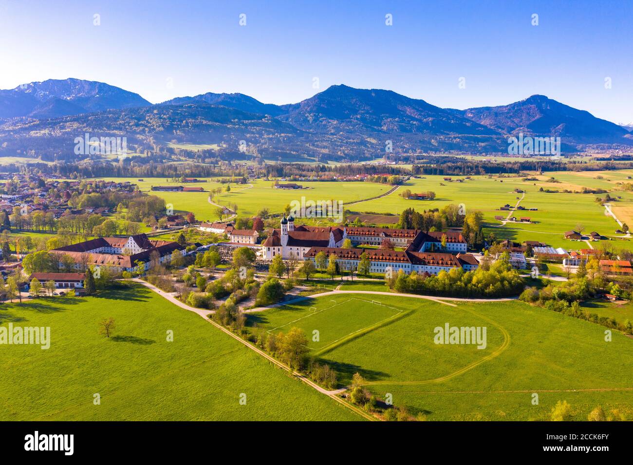 Germania, Baviera, Benediktbeuern, Drone vista dell'abbazia di Benediktbeuern e villaggio circostante in estate Foto Stock