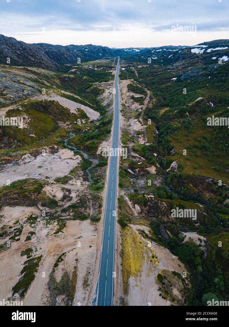 Russia, Oblast di Murmansk, Teriberka, veduta aerea della strada asfaltata diritta attraverso il paesaggio montuoso Foto Stock