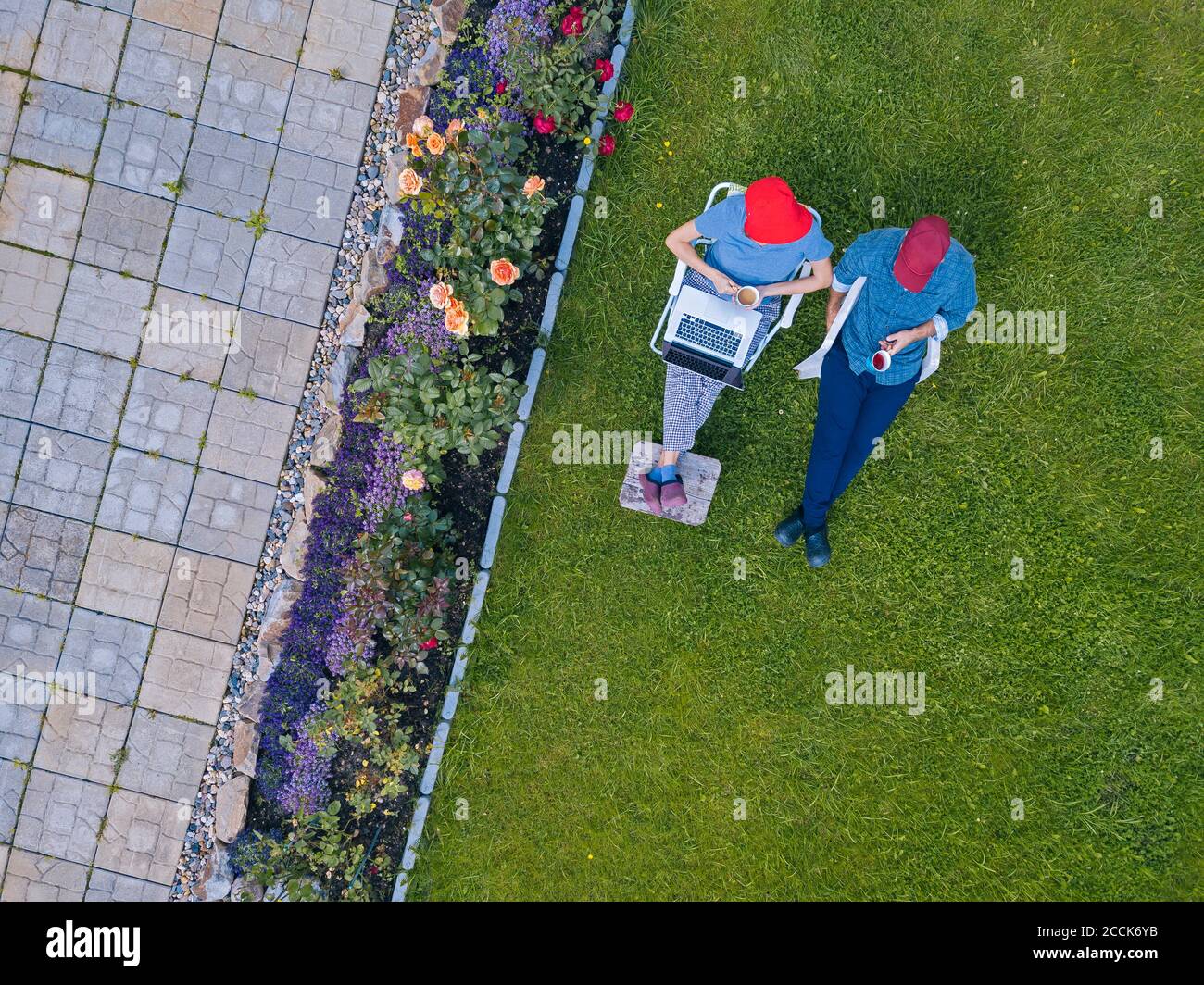 Vista aerea della coppia seduta in giardino Foto Stock