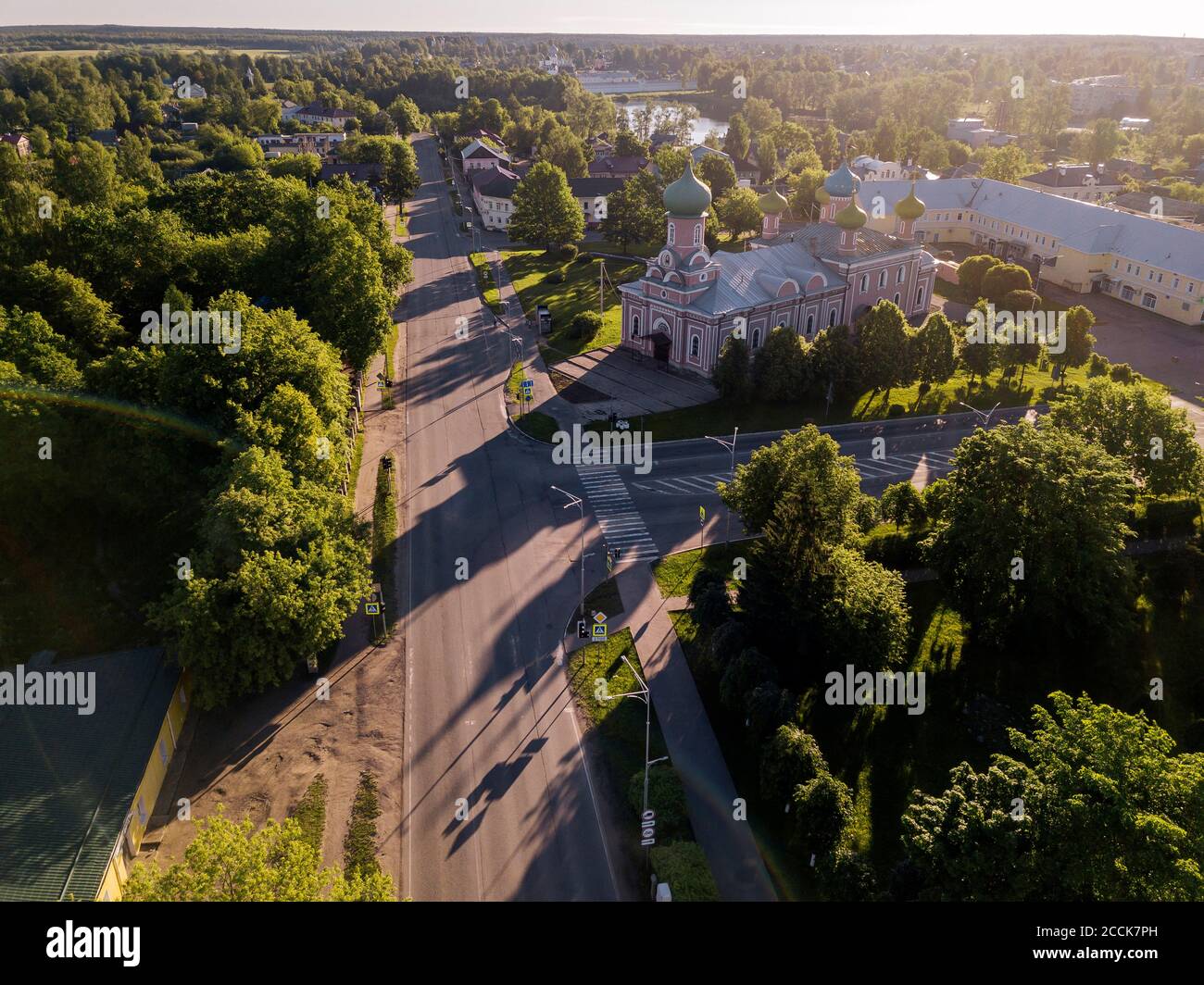 Russia, Leningrado Oblast, Tikhvin, veduta aerea della strada di fronte al monastero di Tikhvin di Dormizione della Madre di Dio Foto Stock