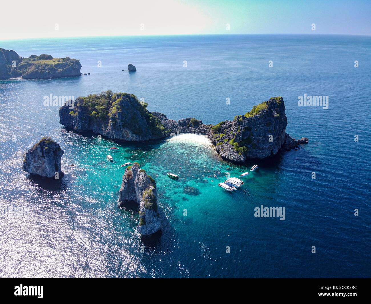 Thailandia, Parco Nazionale Mu Ko Lanta, rocce in mare, vista aerea Foto Stock