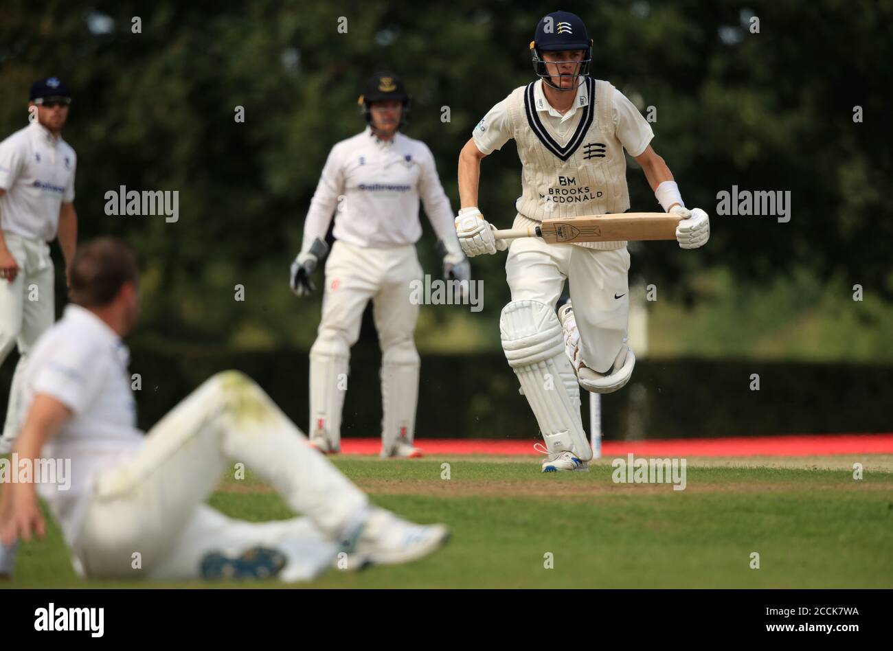 Il Middlesex's Blake Cullen fa una corsa durante il secondo giorno della partita del Bob Willis Trophy al Radlett Cricket Club, Radlett. Foto Stock