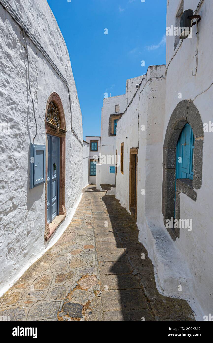 Grecia, Sud Egeo, Patmos, vicolo stretto tra le case a Chora Foto Stock