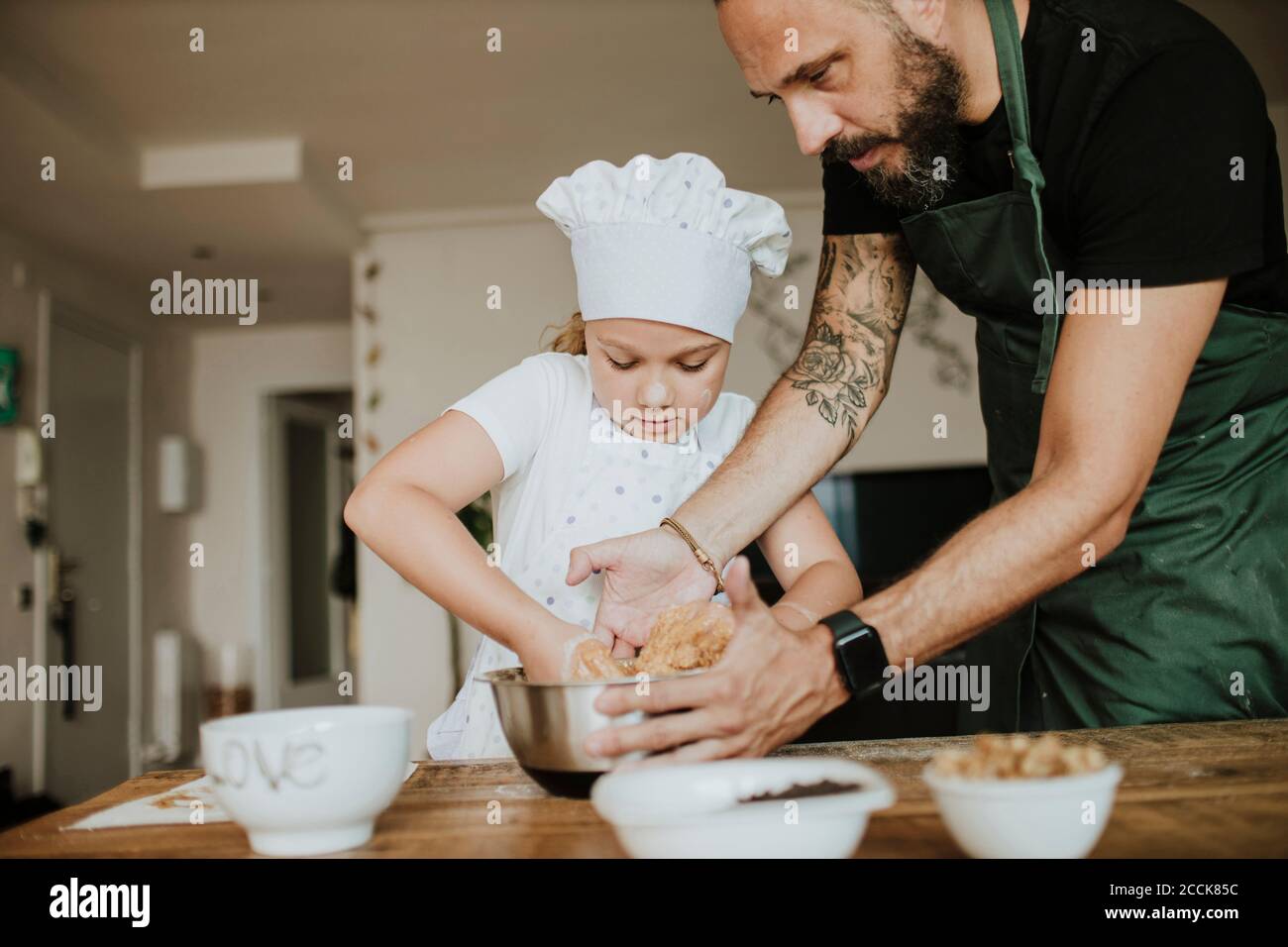 Padre e figlia che cuocitano i biscotti a casa Foto Stock