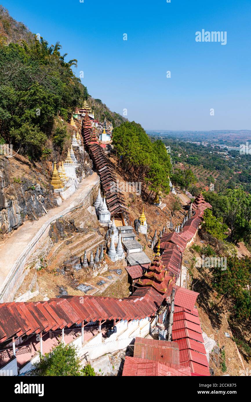 Myanmar, Shan state, Pindaya, passerella coperta che conduce alle Grotte di Pindaya in estate Foto Stock