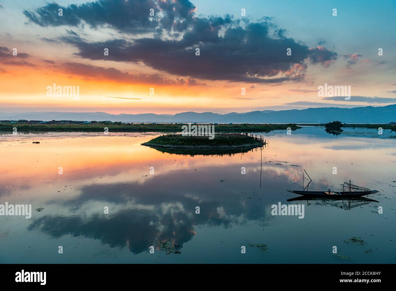 Myanmar, Shan state, Nampan, tradizionale barca a remi sul lago Inle al tramonto Foto Stock