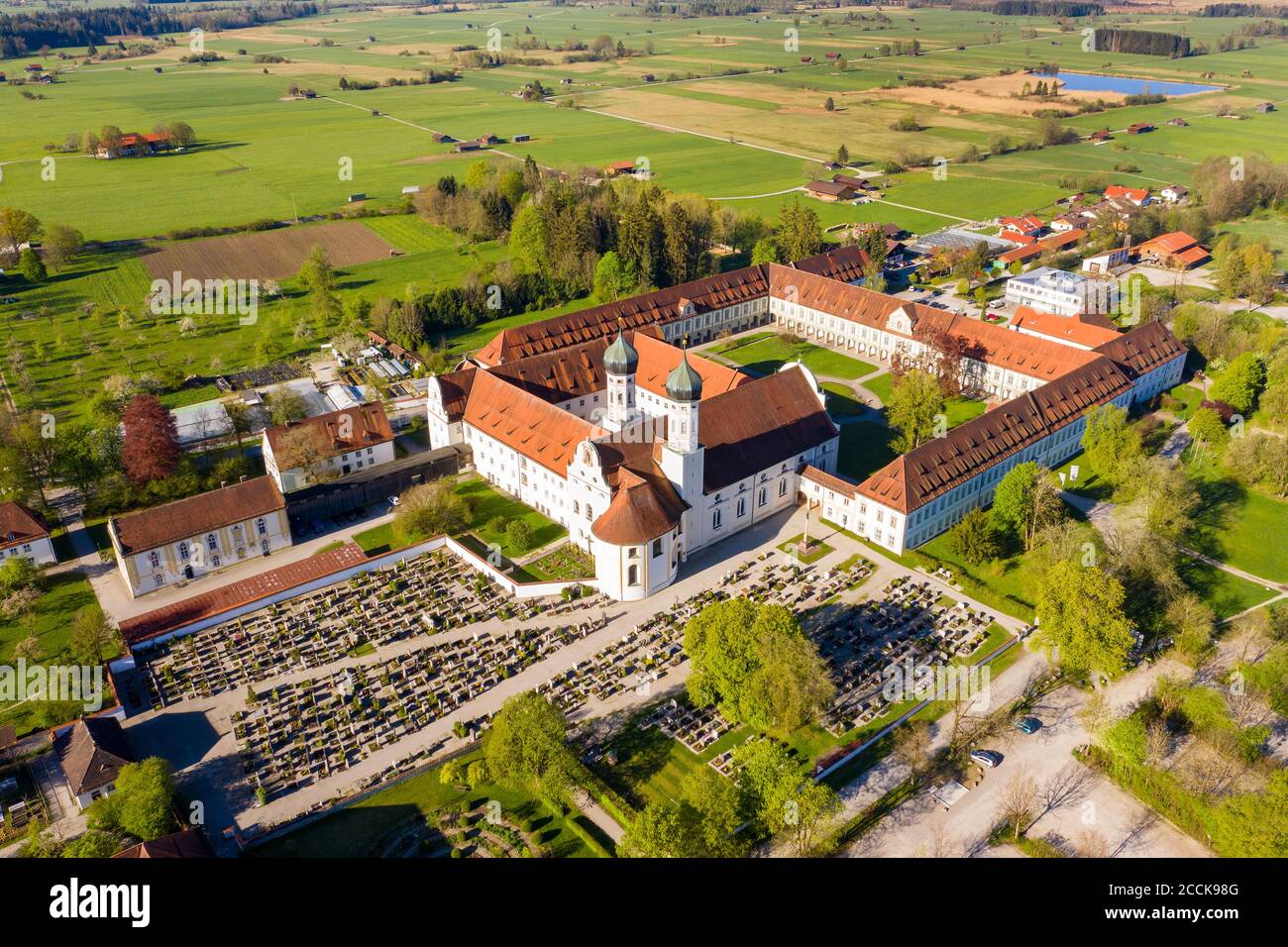 Germania, Baviera, Benediktbeuern, Drone vista dell'abbazia di Benediktbeuern in estate Foto Stock