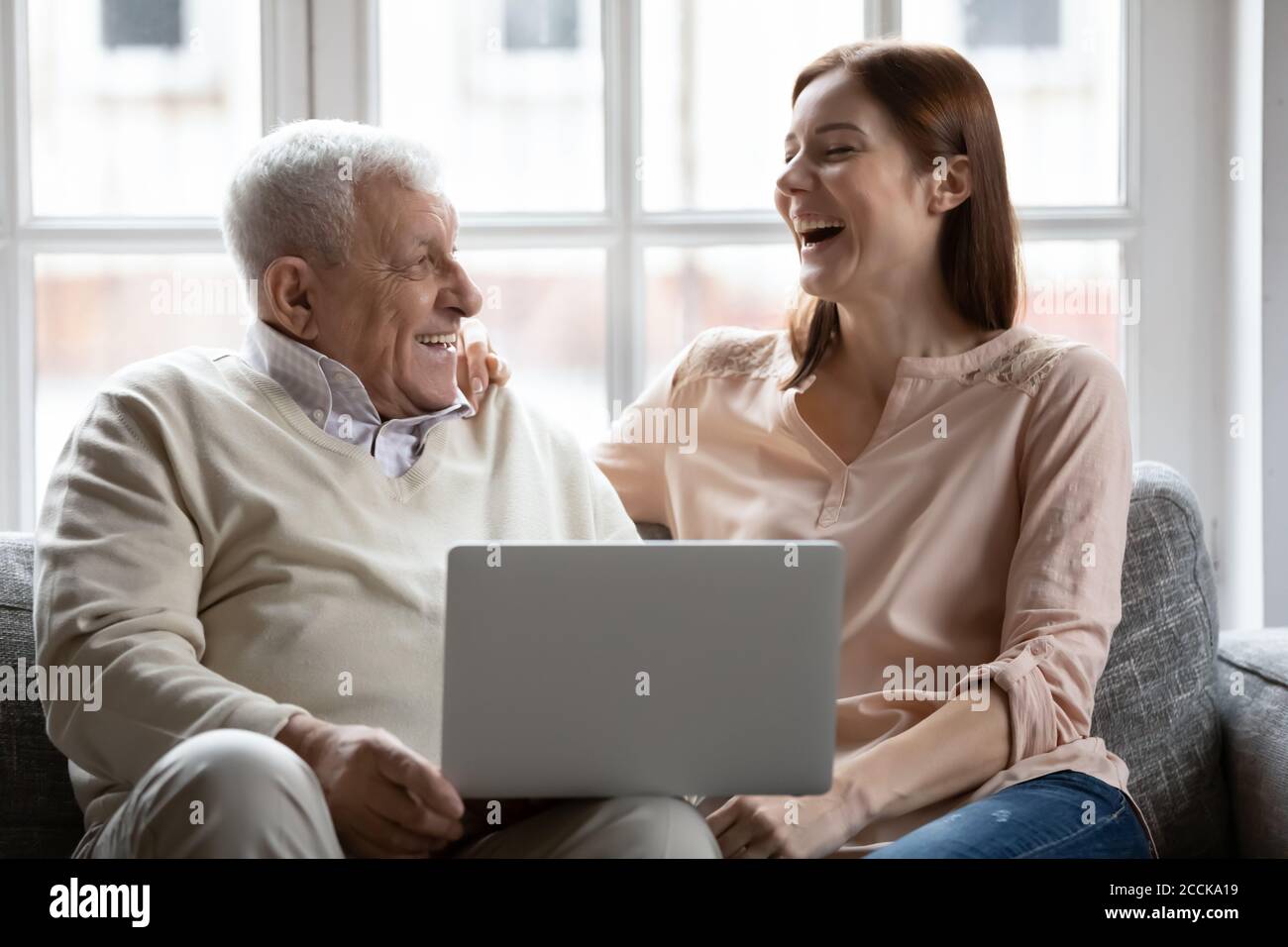 Il vecchio padre pensionato anni '70 si è divertito a guardare un film divertente con la figlia. Foto Stock
