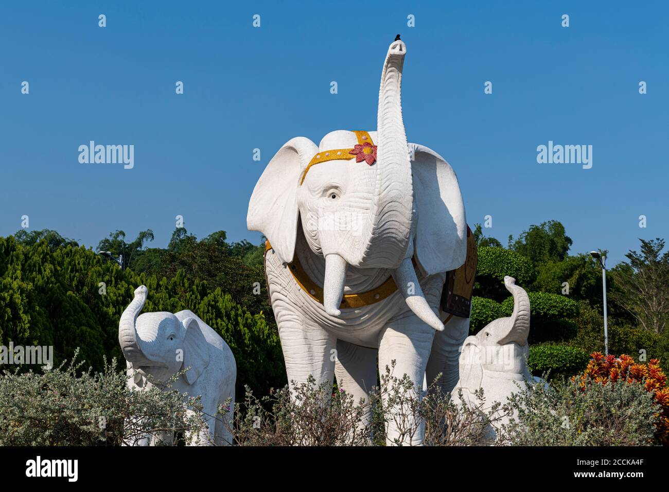 Taiwan, distretto di Dashu, Kaohsiung, statue di elefanti bianchi nel monastero di Fo Guang Shan Foto Stock
