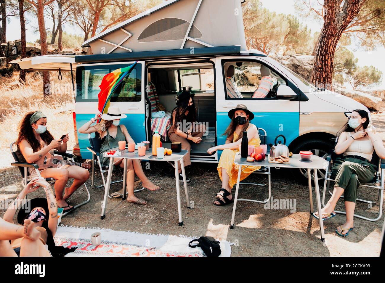 Donne con maschere protettive durante il viaggio in camper Foto Stock