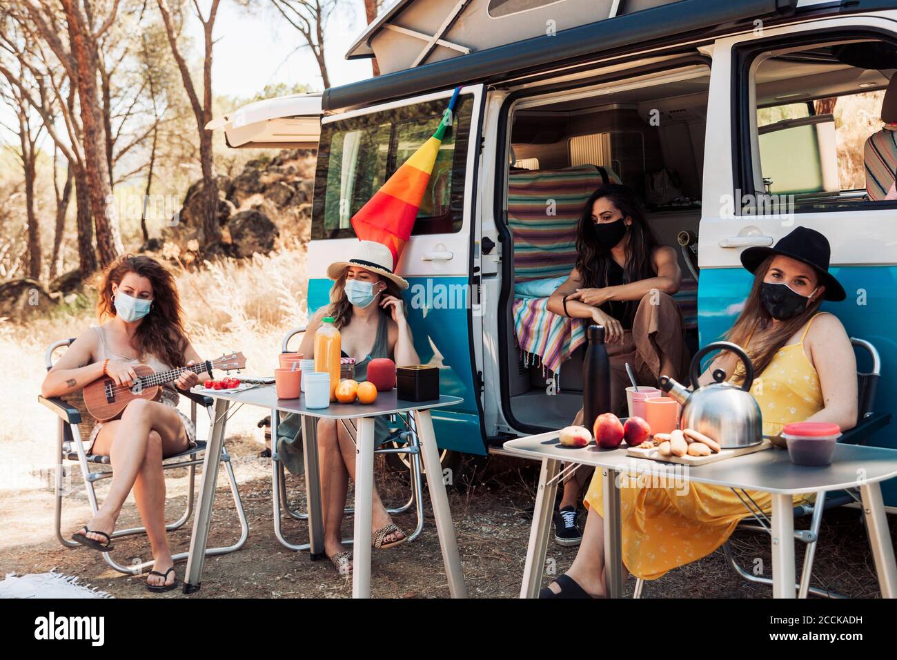 Donne con maschere chirurgiche durante il viaggio in camper Foto Stock