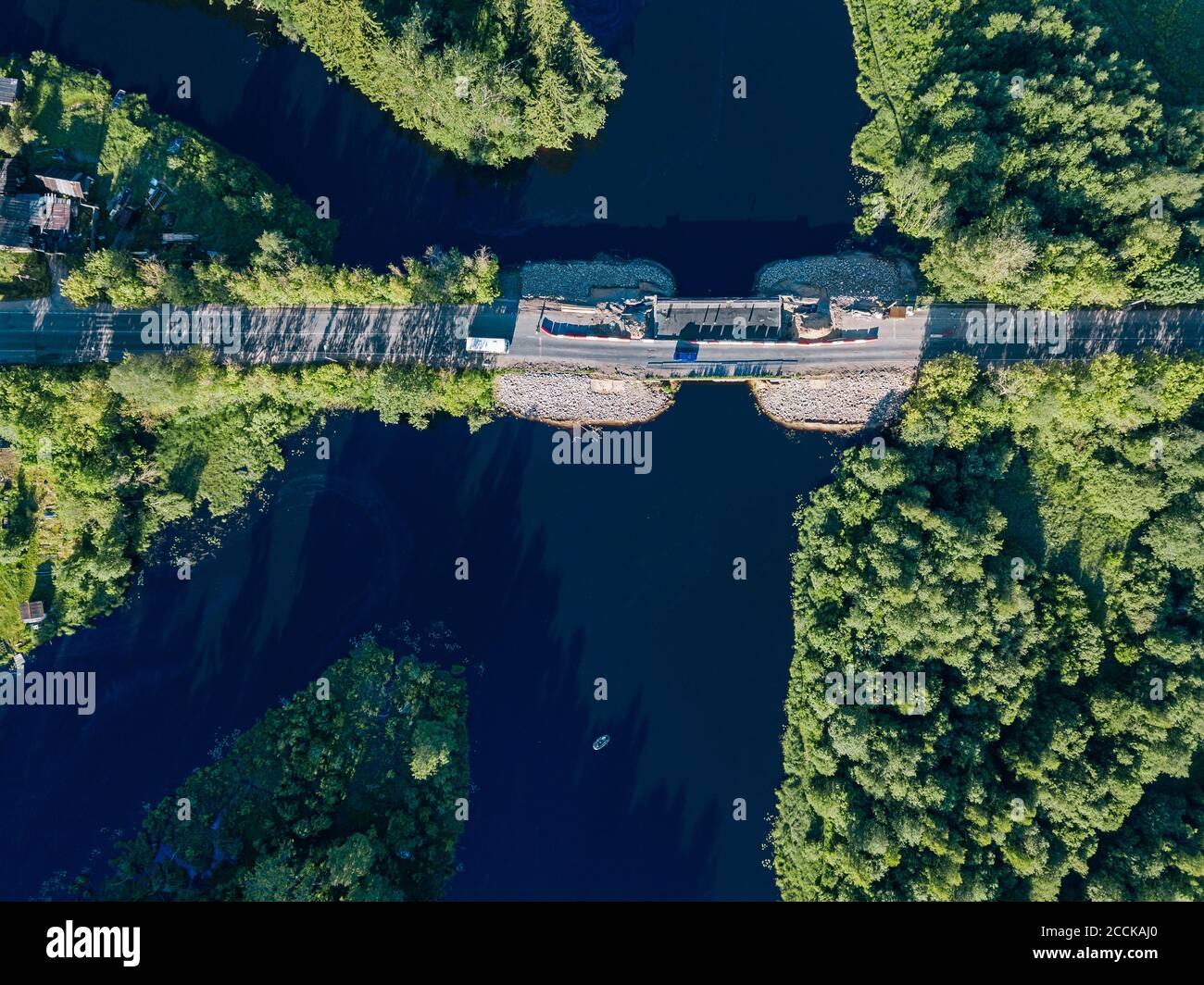 Russia, Oblast di Leningrado, Tikhvin, vista aerea del ponte sul fiume Tikhvinka in estate Foto Stock