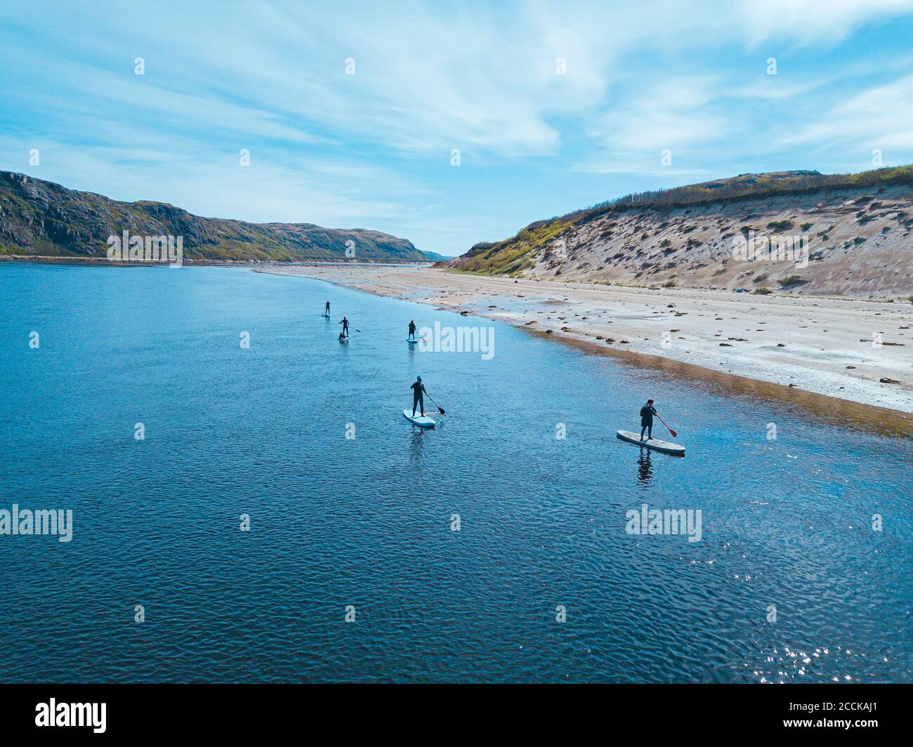 Russia, Oblast di Murmansk, distretto di Kolsky, Teriberka, surfisti SUP sul fiume Teriberka, vista aerea Foto Stock