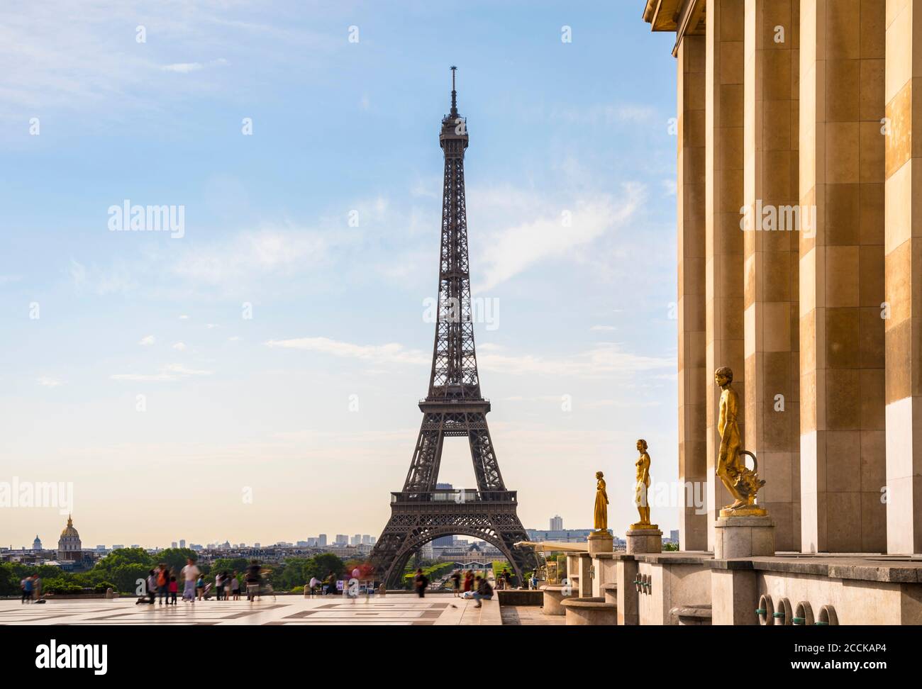 Torre Eiffel contro il cielo nuvoloso, Parigi, Francia Foto Stock