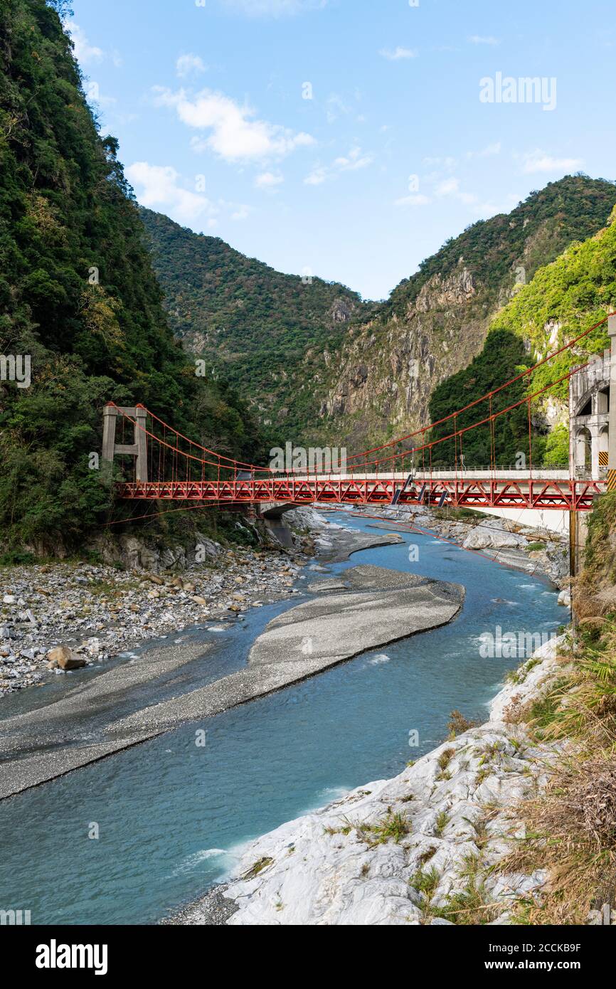 Taiwan, la contea di Hualien, il parco nazionale di Taroko, il ponte all'ingresso della gola di Taroko Foto Stock