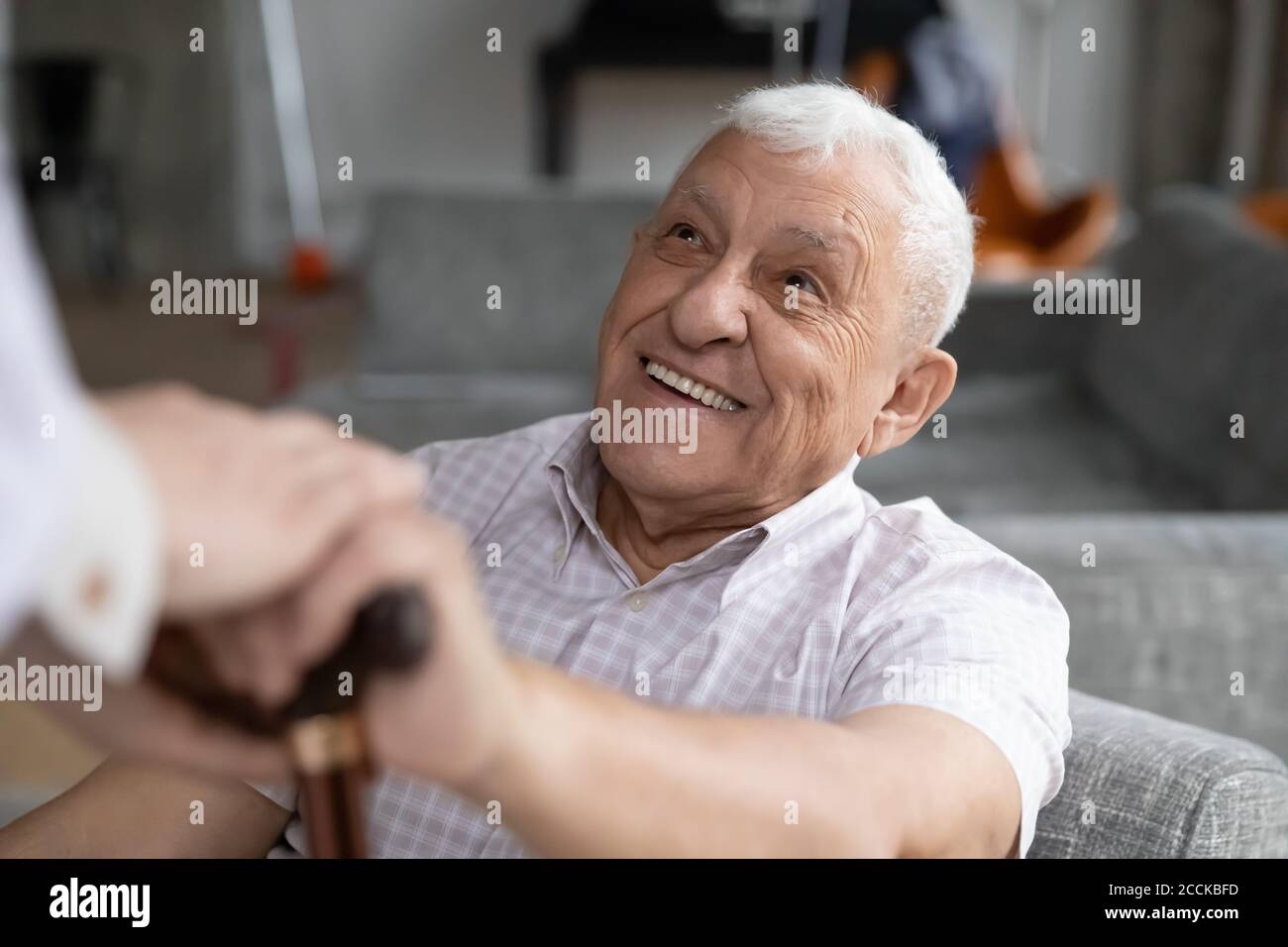 Sorrido anziano pensionato maschile coinvolto nella procedura di riabilitazione. Foto Stock