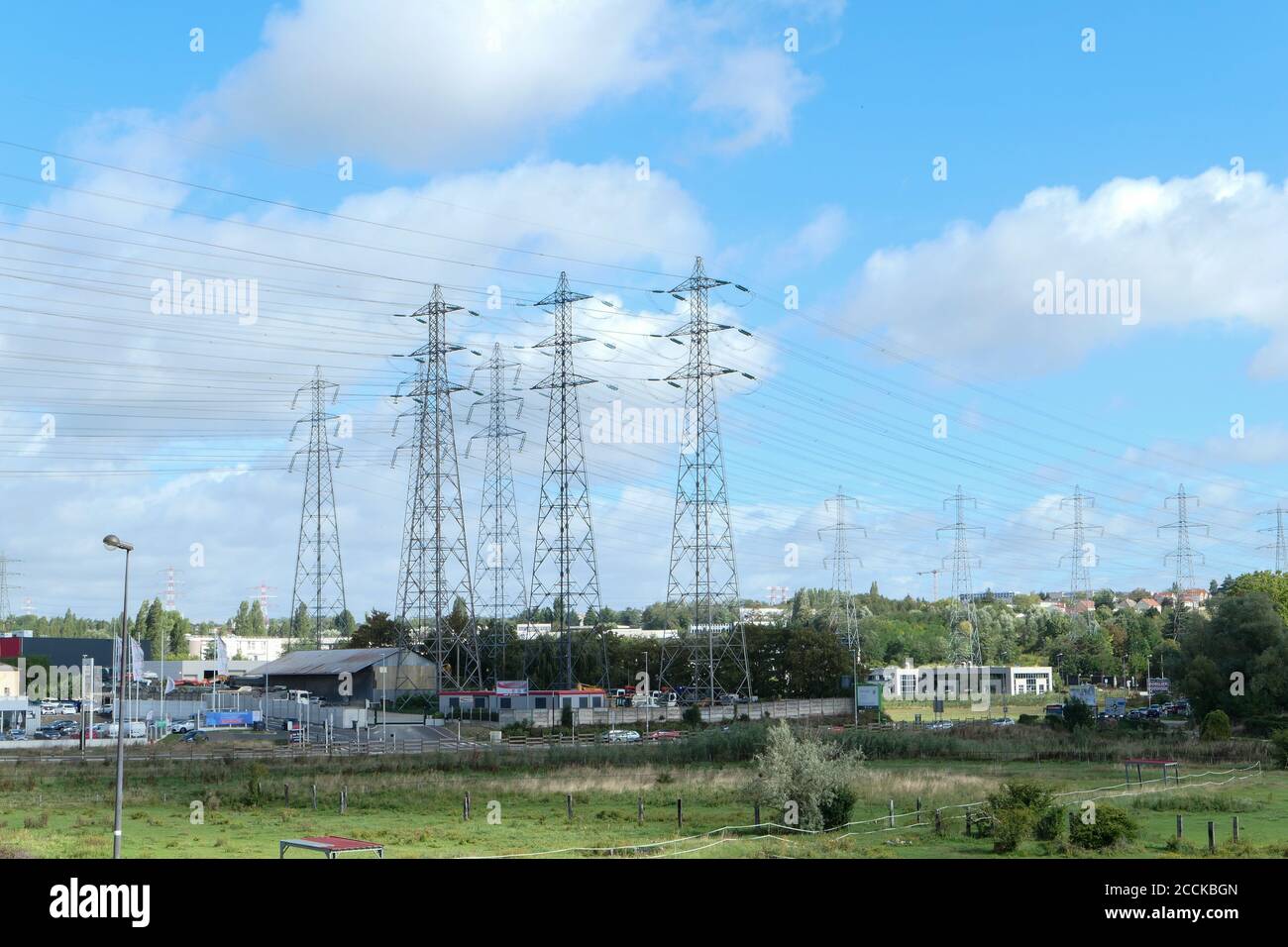 Francia 22 agosto 2020. Gruppo di tralicci elettrici, linee ad alta tensione. Cavi sospesi che trasportano l'elettricità alle città. Foto Stock
