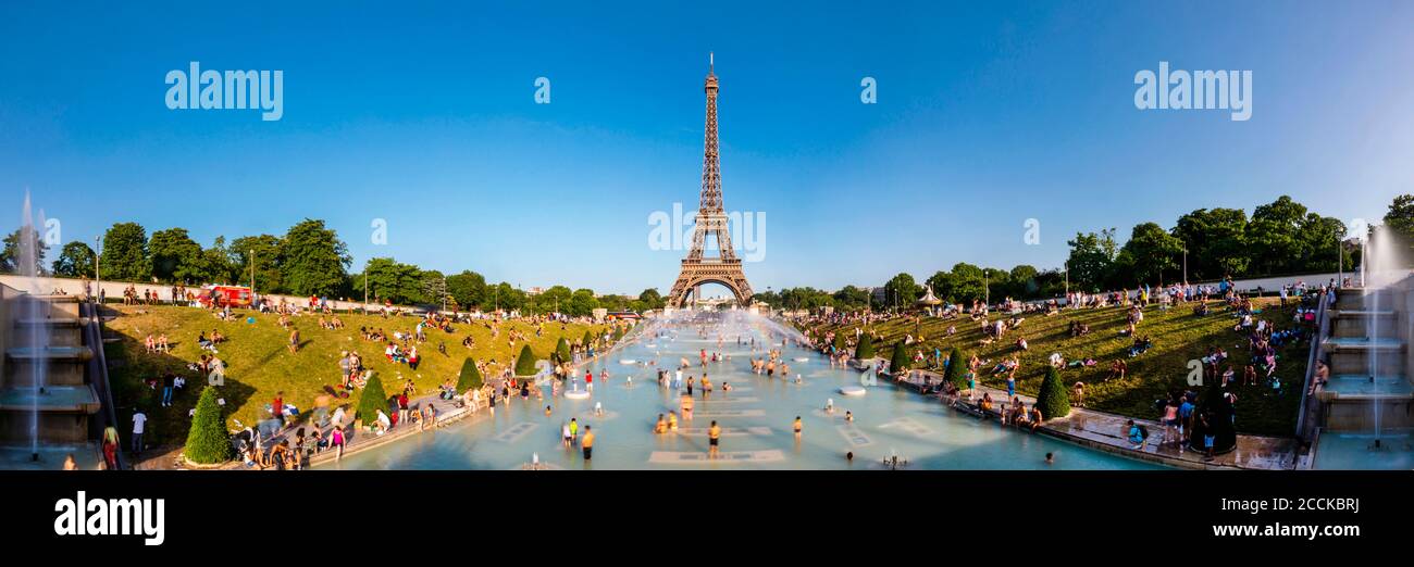 Vista panoramica della Torre Eiffel e rinfrescarsi nella fontana del Trocadero, Parigi, Francia Foto Stock