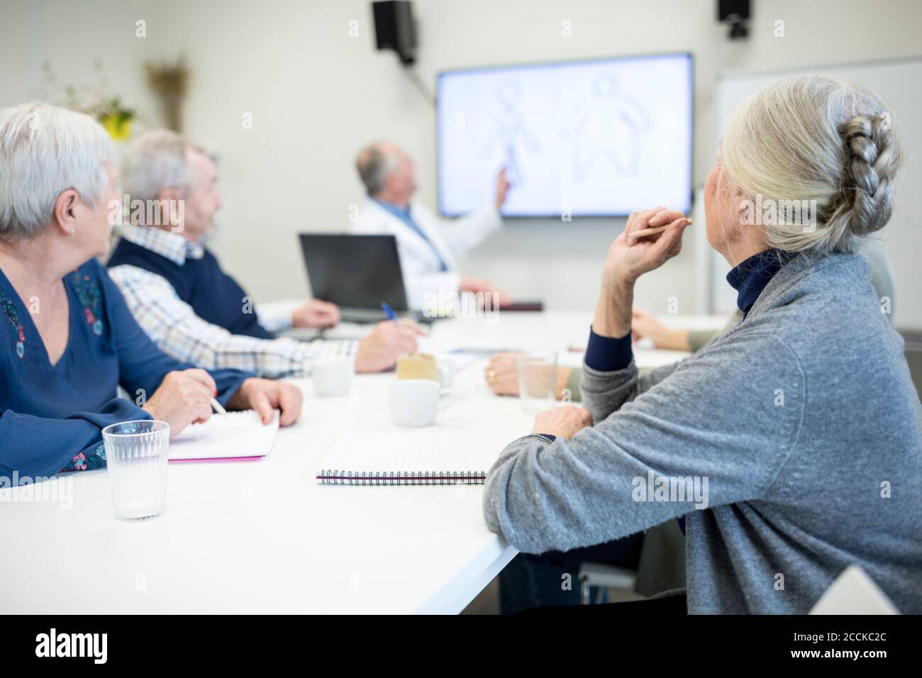 Anziani che frequentano il corso di sanità pubblica Foto Stock