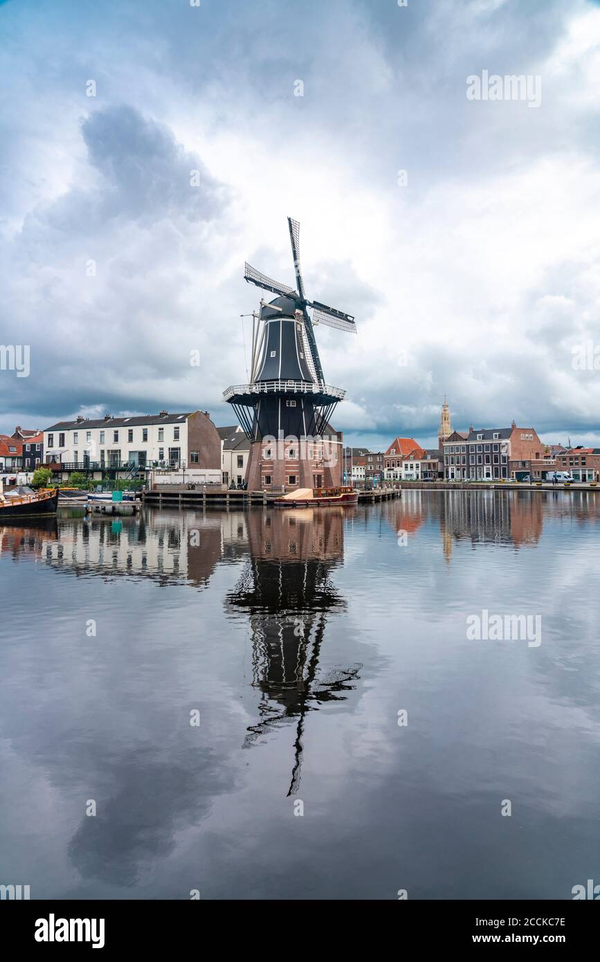 Paesi Bassi, Olanda settentrionale, Haarlem, canale fluviale Spaarne e mulino a vento De Adriaan Foto Stock