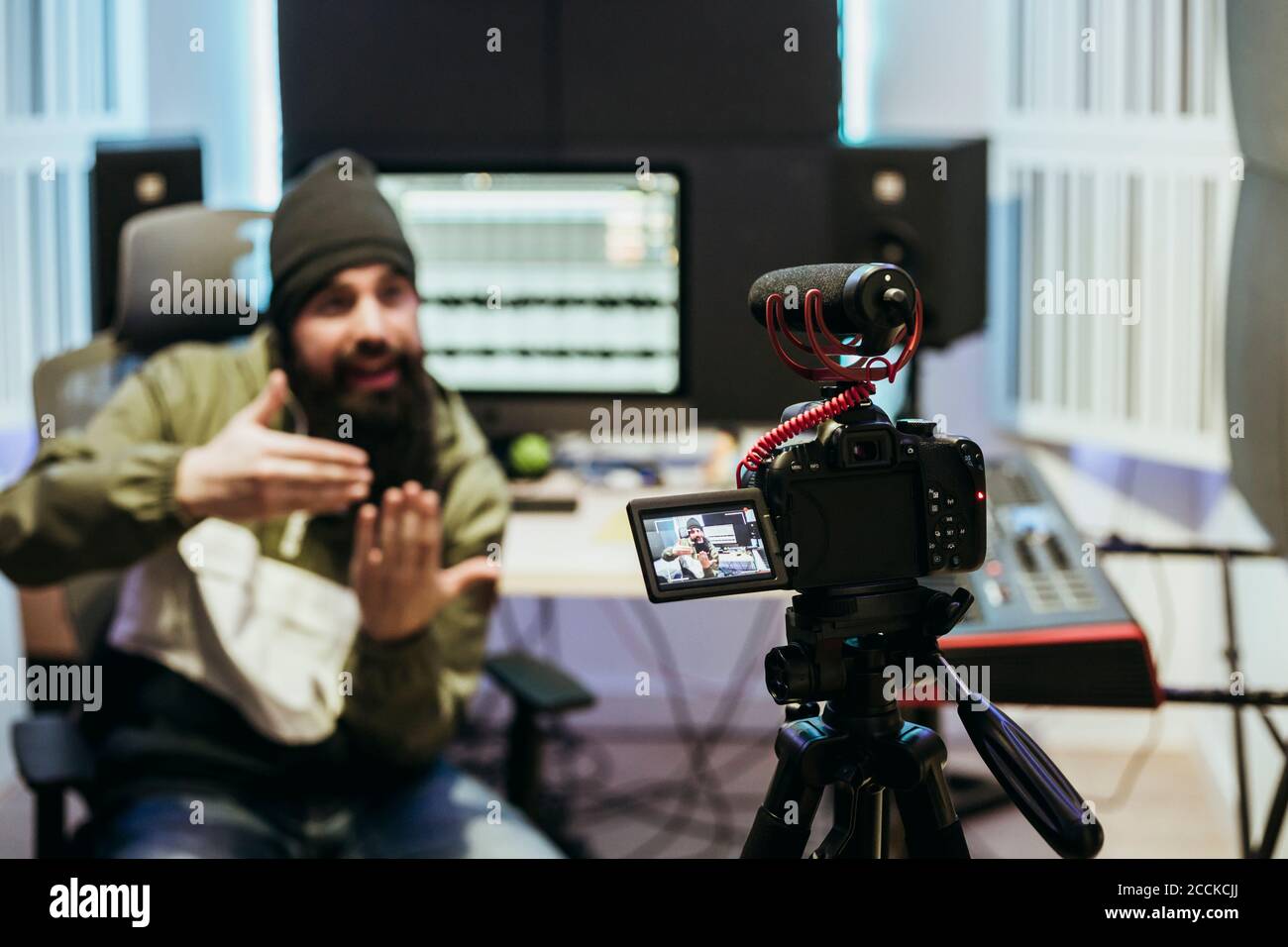 DJ fare un video tutorial nel suo studio Foto Stock