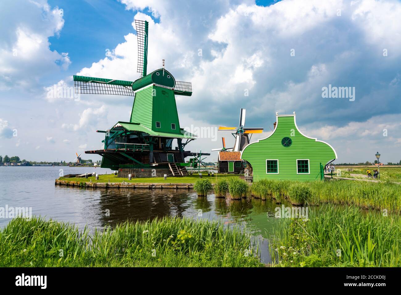 Olanda, Olanda del Nord, Amsterdam, mulino a vento storico sulla riva del fiume Zaan Foto Stock