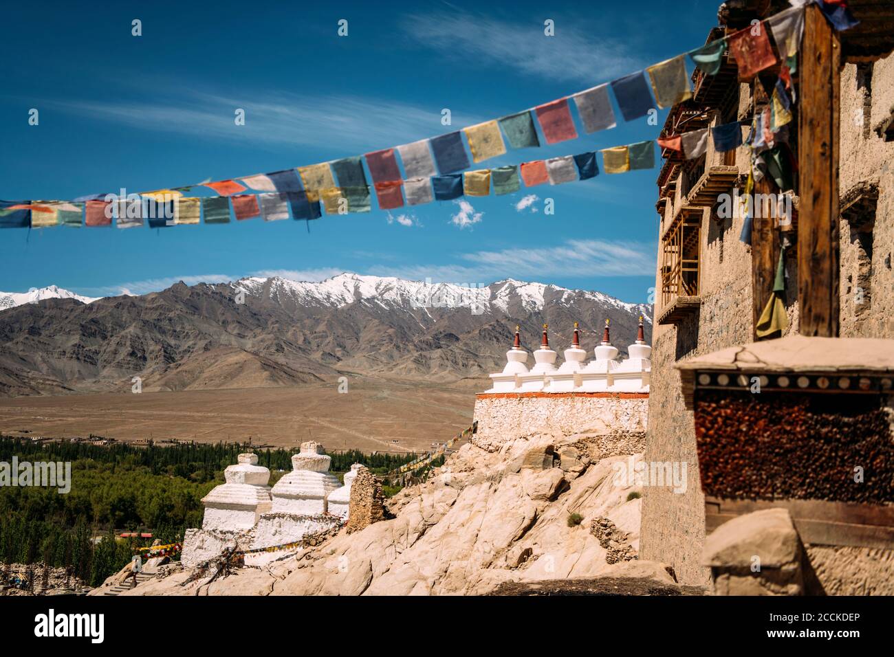India, Ladakh, colorate bandiere di preghiera appese al tempio buddista Foto Stock