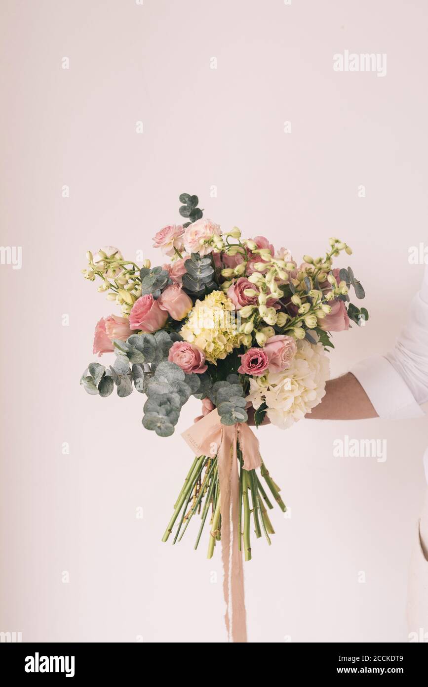 Studio di bouquet rosa e giallo di fiori estivi Foto Stock