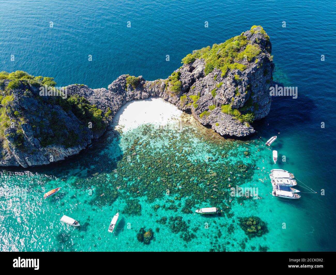 Thailandia, Parco Nazionale Mu Ko Lanta, barche ancorate vicino a rocce in mare, vista aerea Foto Stock