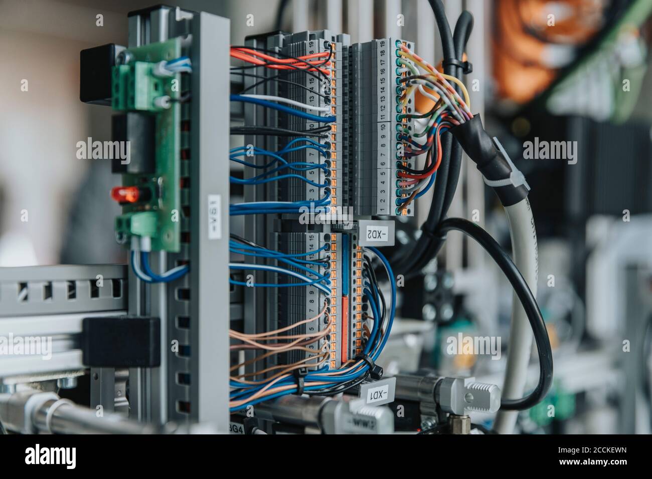 Primo piano delle apparecchiature elettriche in laboratorio in fabbrica Foto Stock