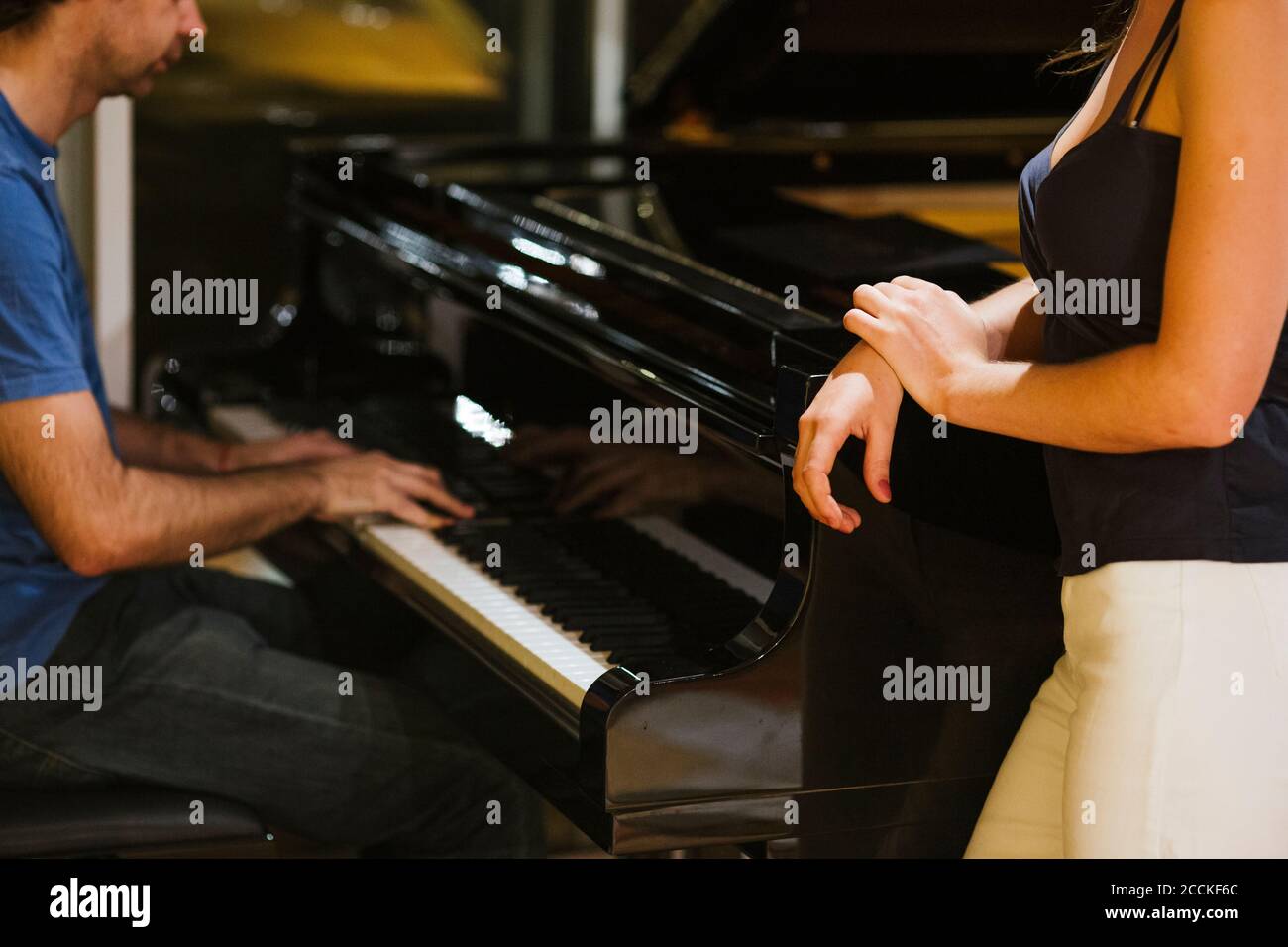 Cantante e pianista in studio di registrazione Foto Stock